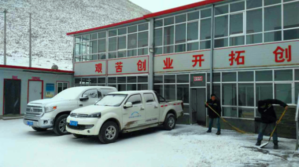 居高(gao)雪(xuě)亦早 天寒人(ren)更勤