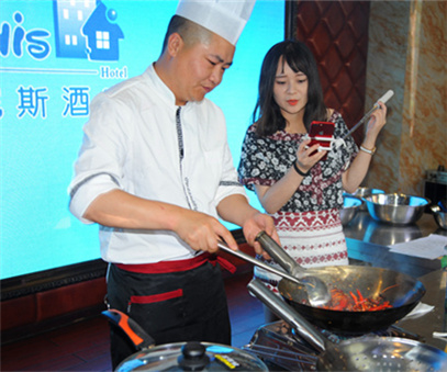 《洛陽(yáng)晚報》“曬曬傢(jia)常菜”活動(dòng)在(zai)迪尼斯酒店(diàn)舉行