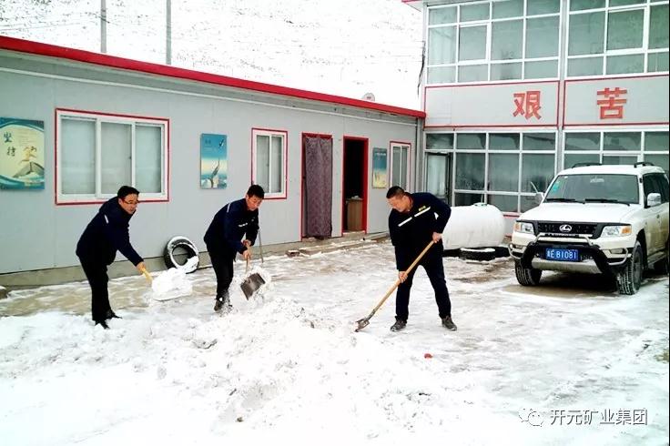 人(ren)間四月芳菲盡，山(shān)中(zhong)春雪(xuě)還複來