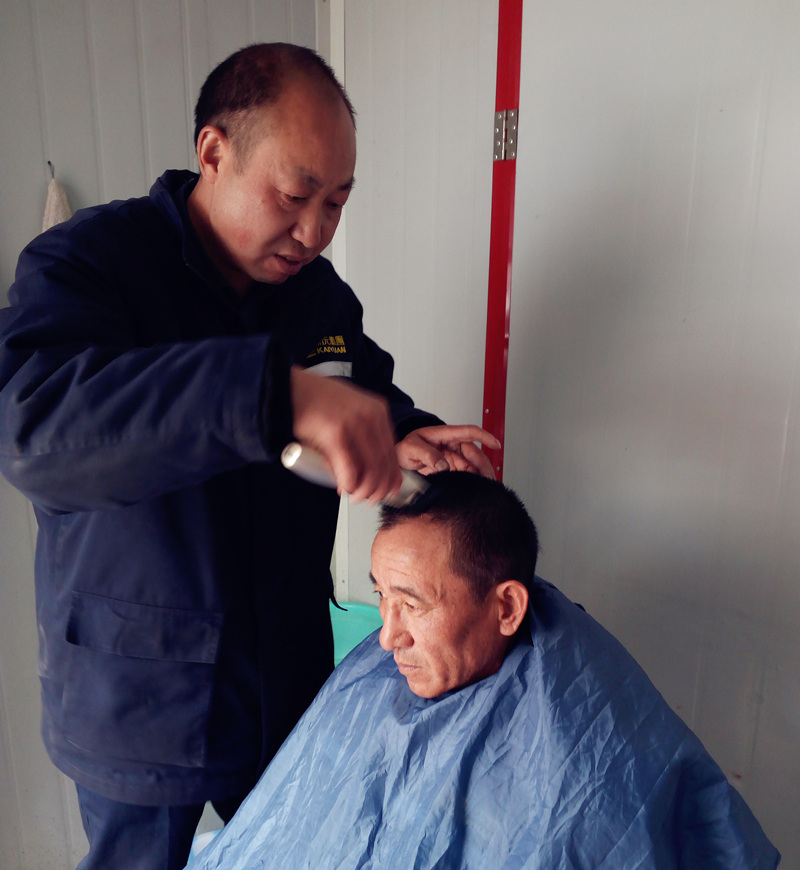 員(yuan)工(gong)生(sheng)活│爲(wei)礦區(qu)服務(wu)的(de)“理(li)髮(fa)師”