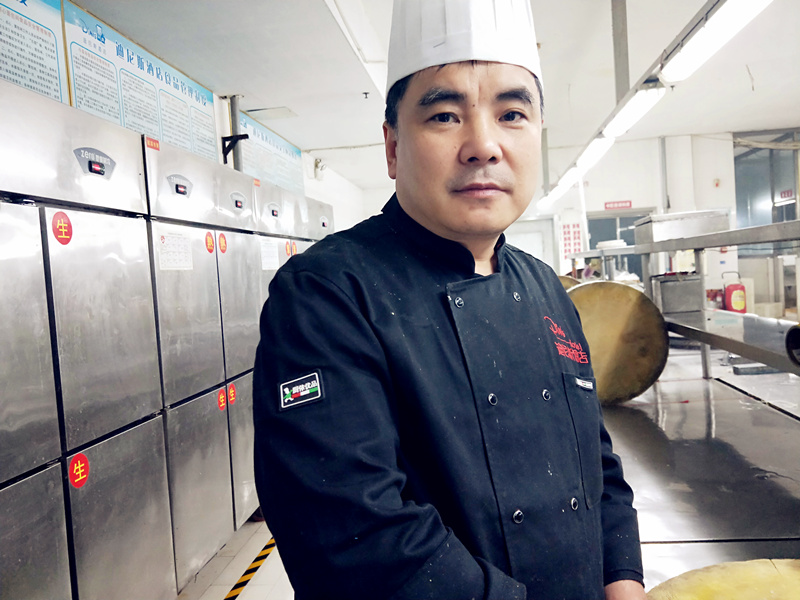 勤勤懇懇 用(yong)心堅守(shou)｜記迪尼斯開元店(diàn)後(hou)廚程(cheng)孟佳