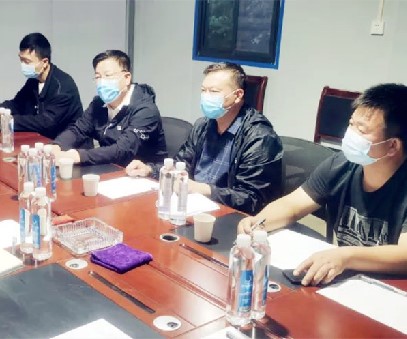 盧氏縣人(ren)民(mín)政府副縣長(zhang)呂宏偉國(guo)慶節(jie)前(qian)到(dao)中(zhong)科(ke)礦業(ye)檢(jian)查安(an)全生(sheng)産(chan)工(gong)作(zuò)
