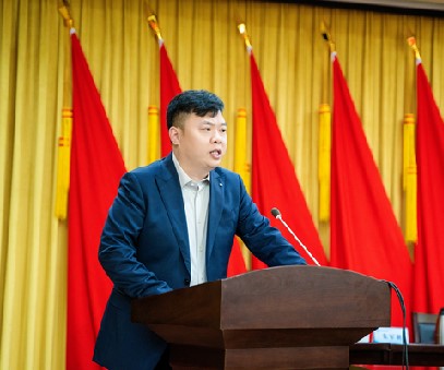 洛陽(yáng)開元集(ji)團(tuán)董事長(zhang)許明月當選爲(wei)洛陽(yáng)民(mín)建(jian)企(qi)業(ye)傢(jia)協會第一(yi)屆會長(zhang)